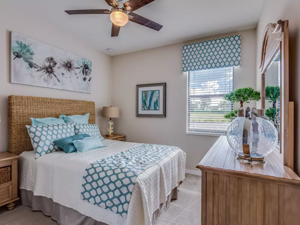Choose Pros to Install a Ceiling Fan with Light